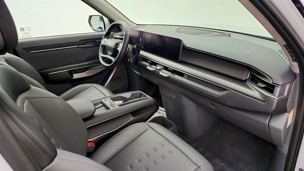 Used 2024 Ivory Silver Kia Wind AWD image 26