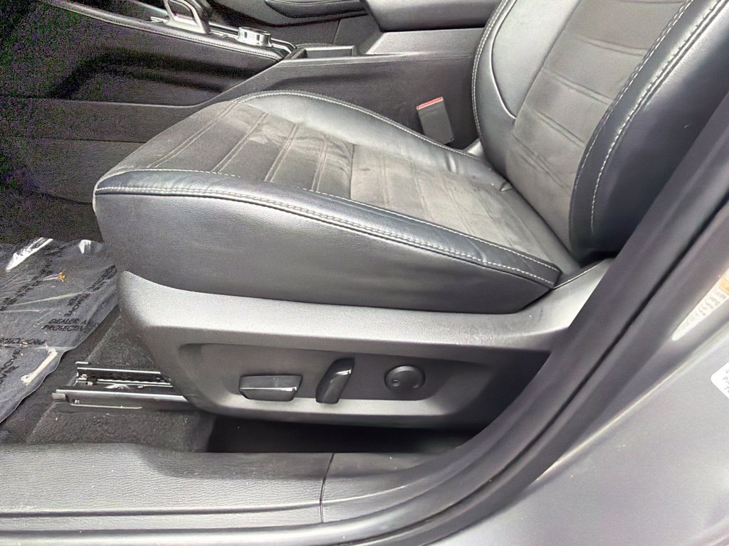 Used 2023 Silver Mitsubishi SE image 15