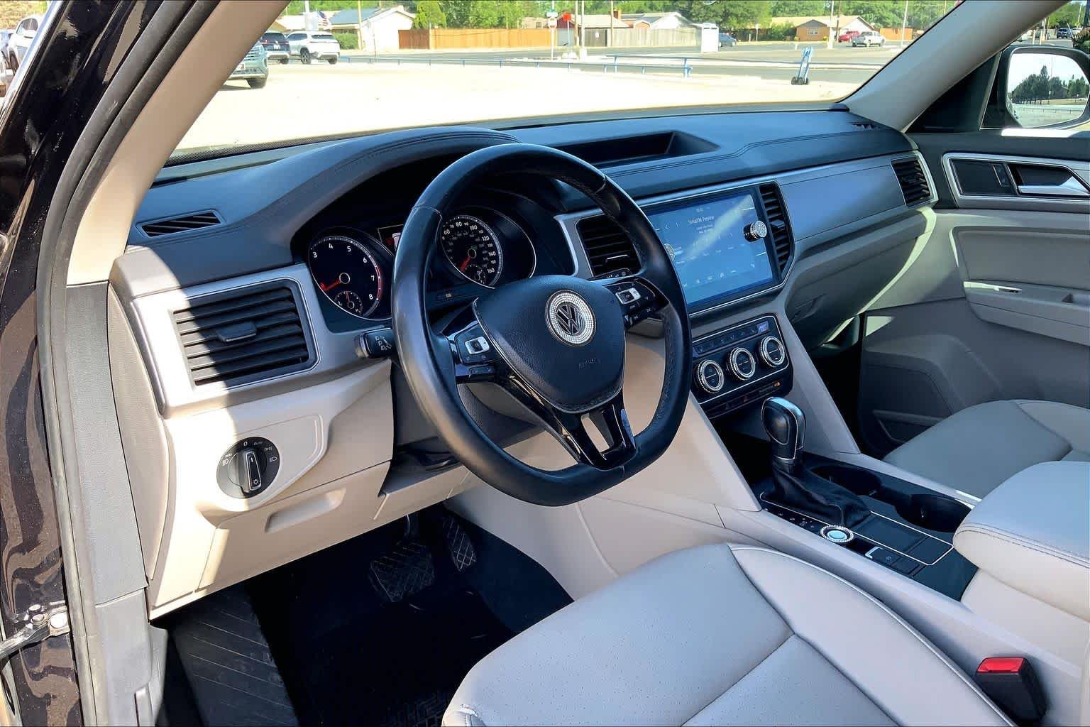Used 2019 Deep Black Pearl Volkswagen 3.6L V6 SE image 18
