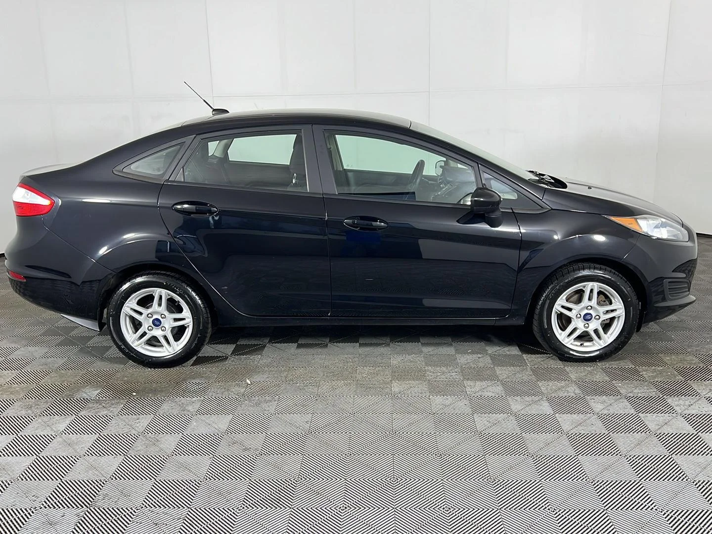 Used 2019 Shadow Black Ford SE image 2