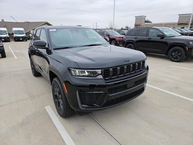 New 2026 Diamond Black Crystal Pearlcoat Jeep Laredo Altitude image 7