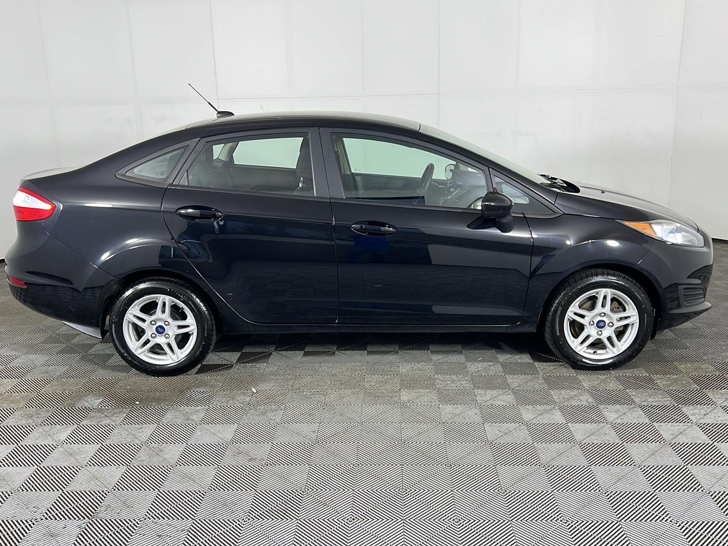 Used 2019 Shadow Black Ford SE image 2