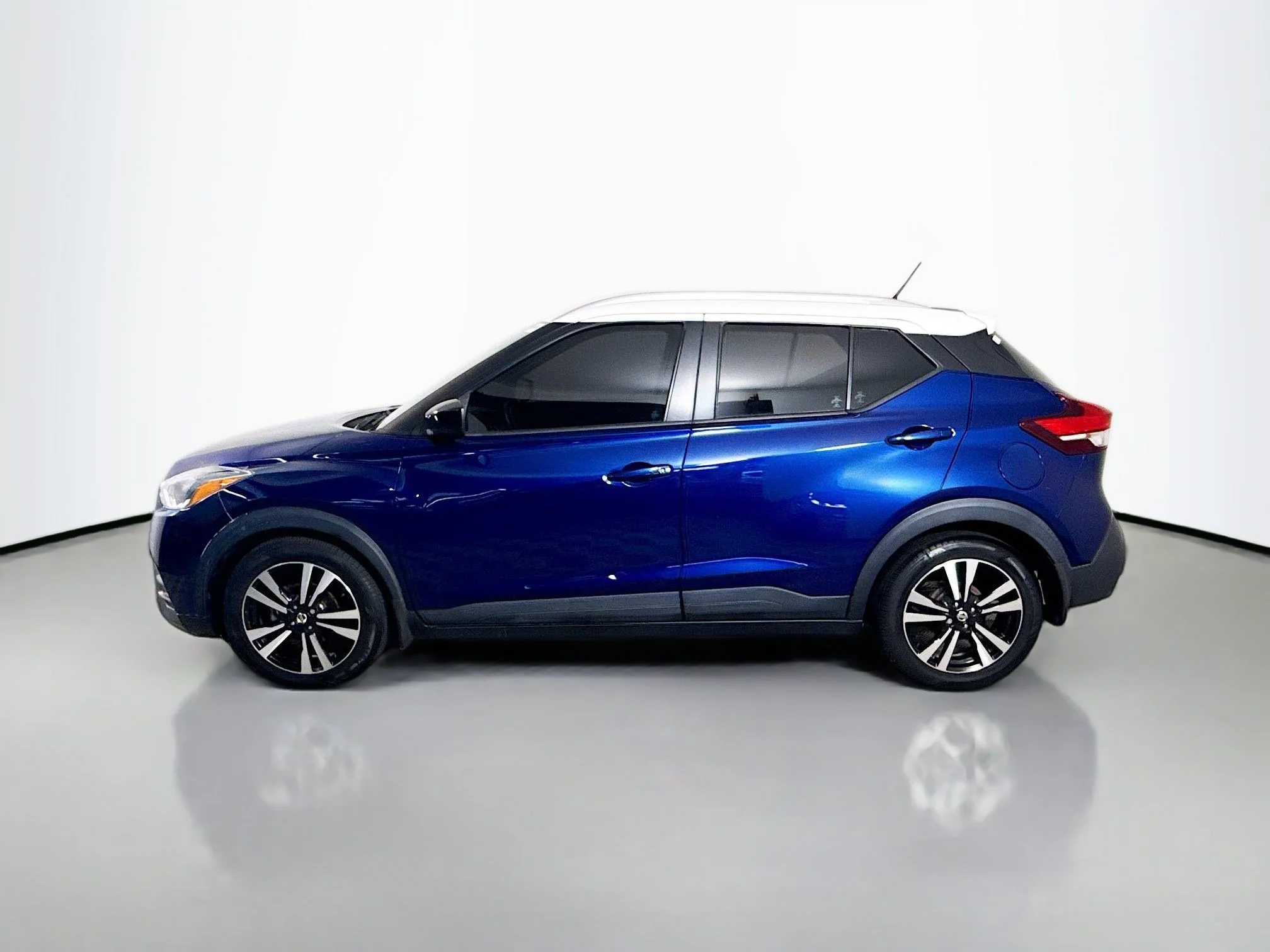 Used 2020 Deep Blue Pearl/Fresh Powder Nissan SV image 4