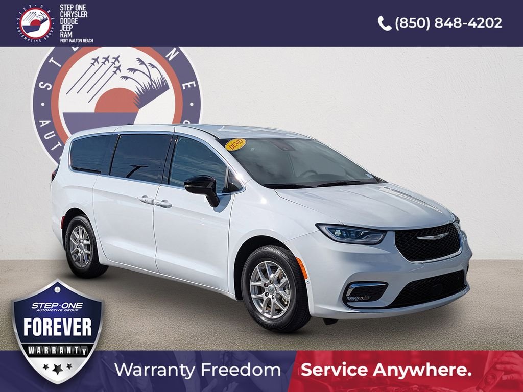 2025 Chrysler Pacifica Select's photo