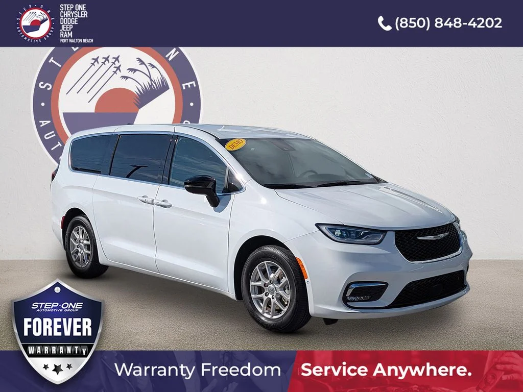 2025 Chrysler Pacifica Select's photo