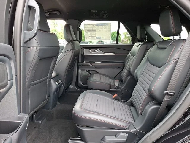 New 2026 Agate Black Metallic Ford ST-Line image 5