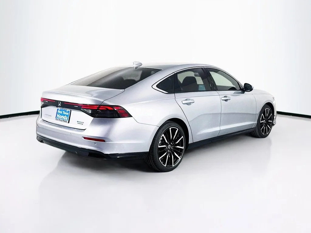 New 2026 Solar Silver Metallic Honda Touring image 7