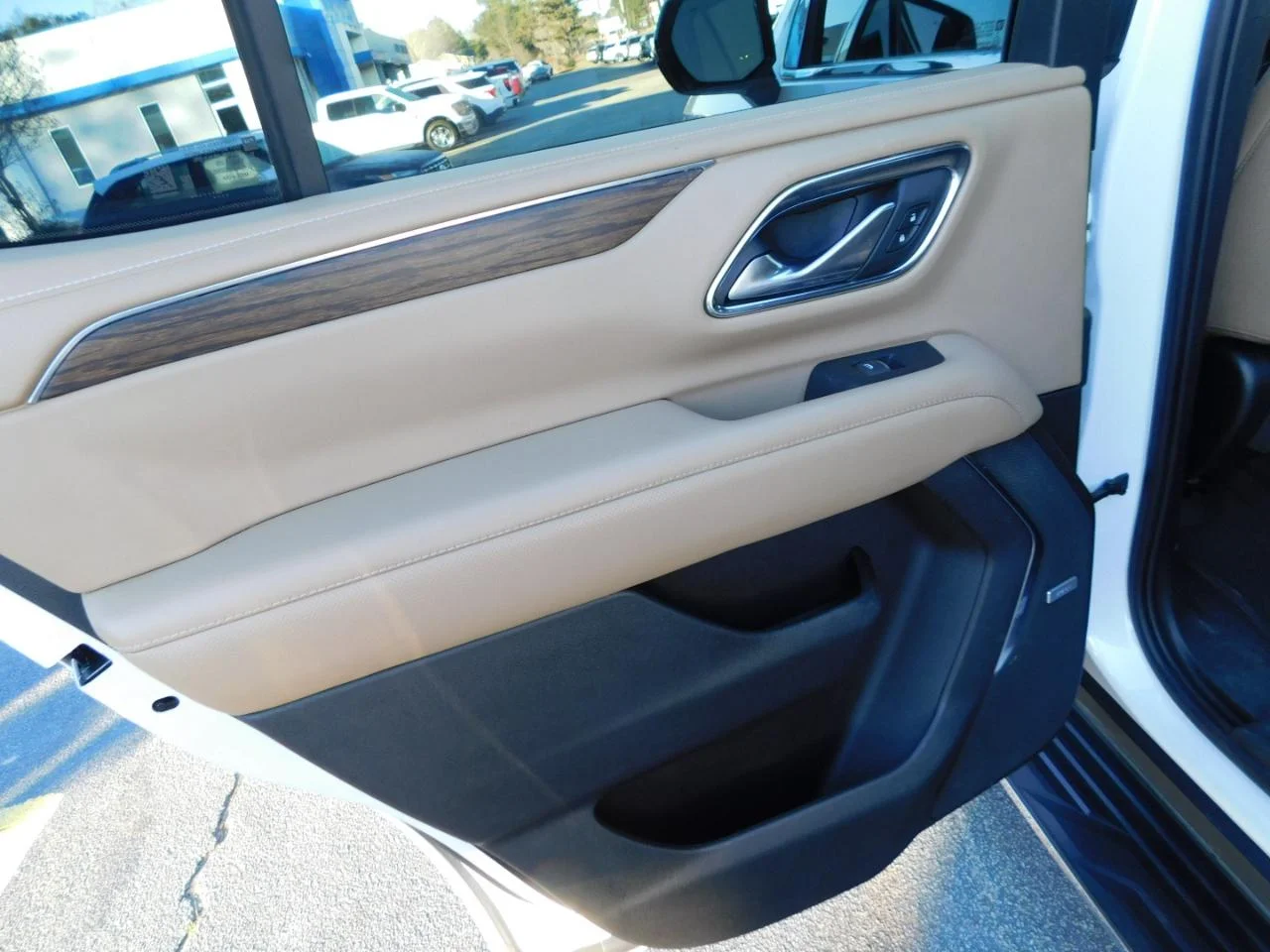 Used 2023 Iridescent Pearl Tricoat Chevrolet 2WD 4DR PREMIER image 27