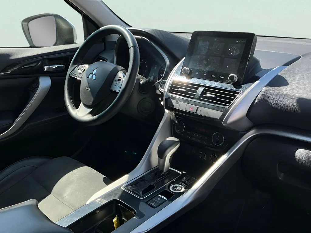 Used 2022  Mitsubishi SE image 17