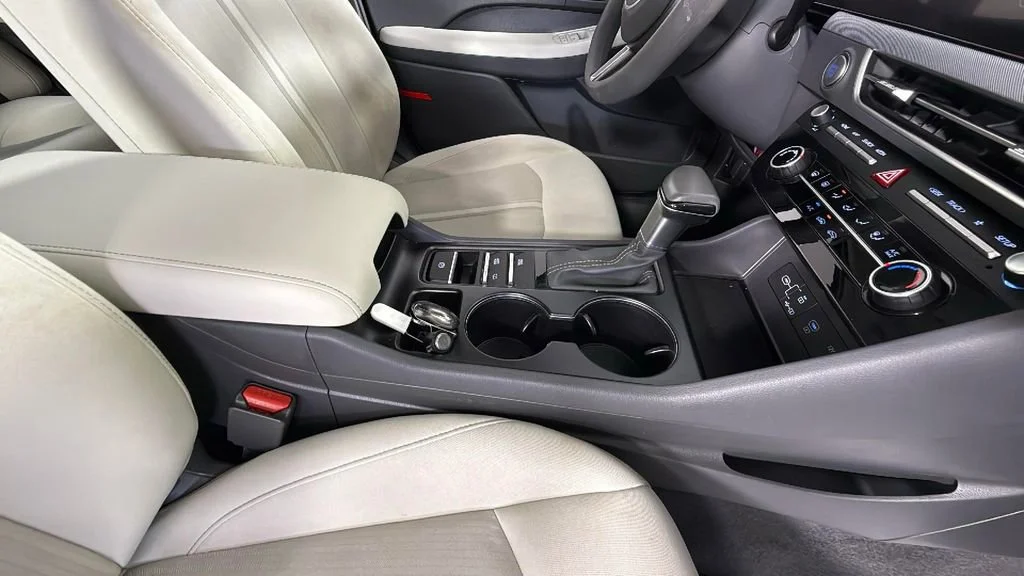 Used 2025 Silver Hyundai SE image 32