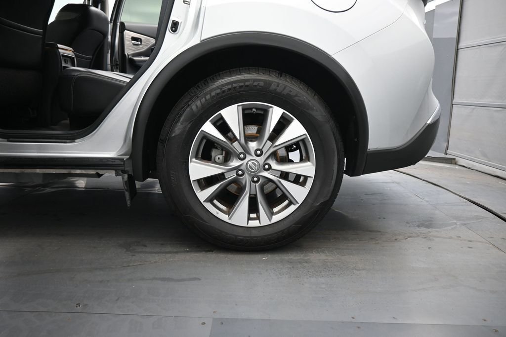 Used 2016 Silver Nissan SL image 19