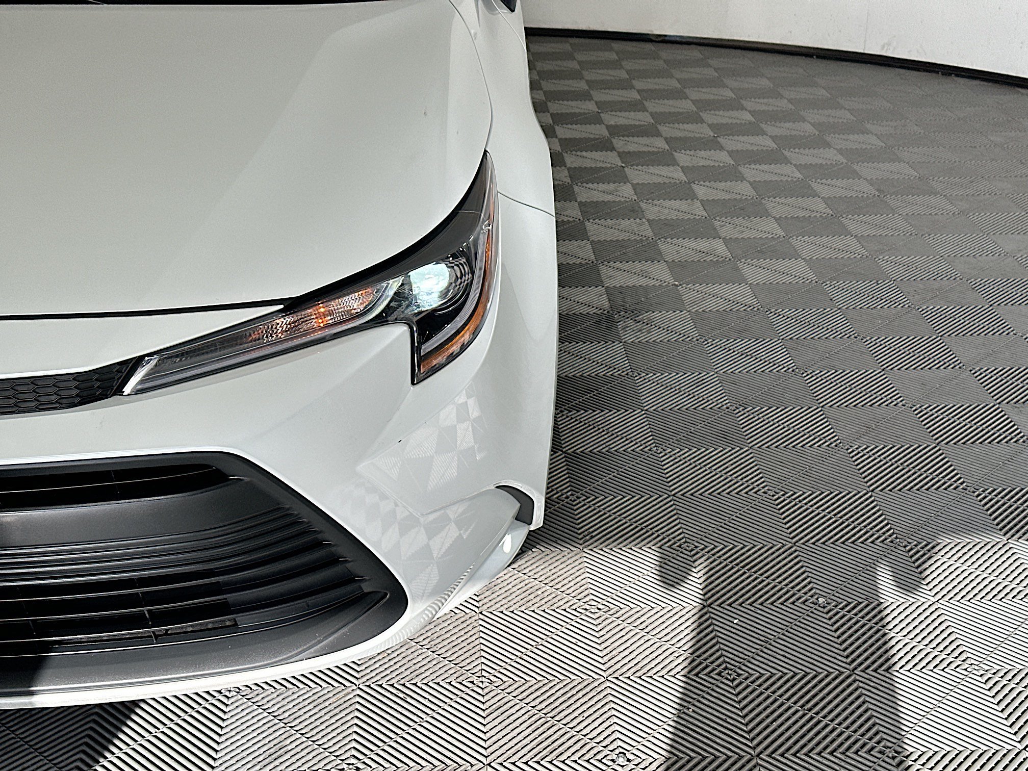 Certified Used 2025 Pearl Toyota LE image 9