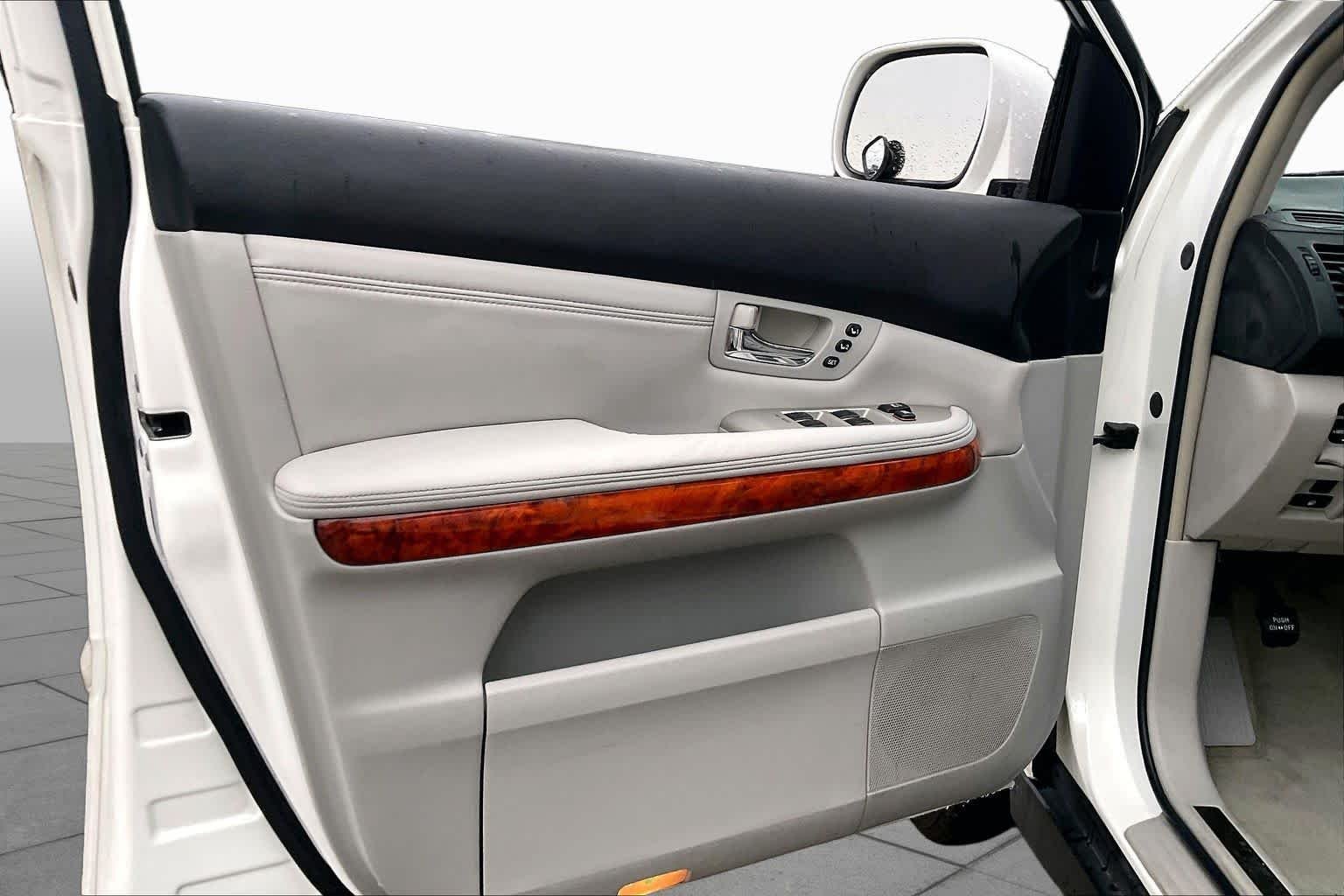 Used 2008 Crystal White Lexus  image 21