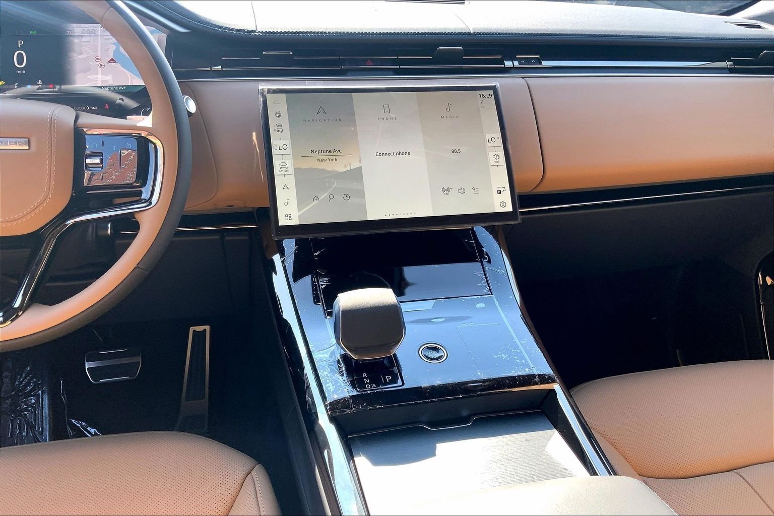 New 2026 Santorini Black Land Rover Dynamic SE image 6