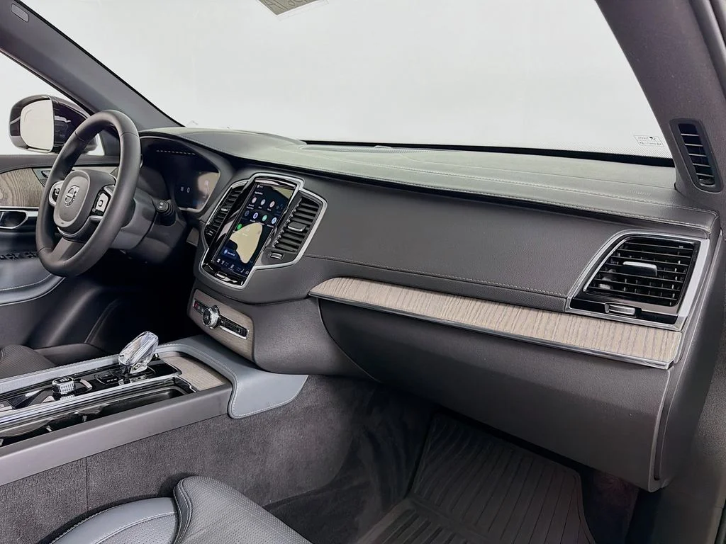 Used 2023 Onyx Black Metallic Volvo Ultimate image 32