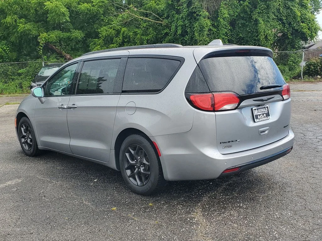 Used 2019 Silver Chrysler Limited image 4