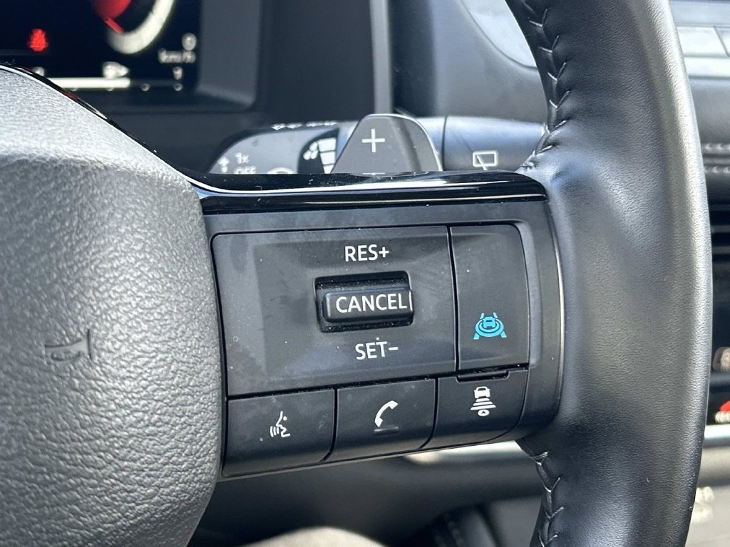 Used 2025 White Nissan Platinum image 22