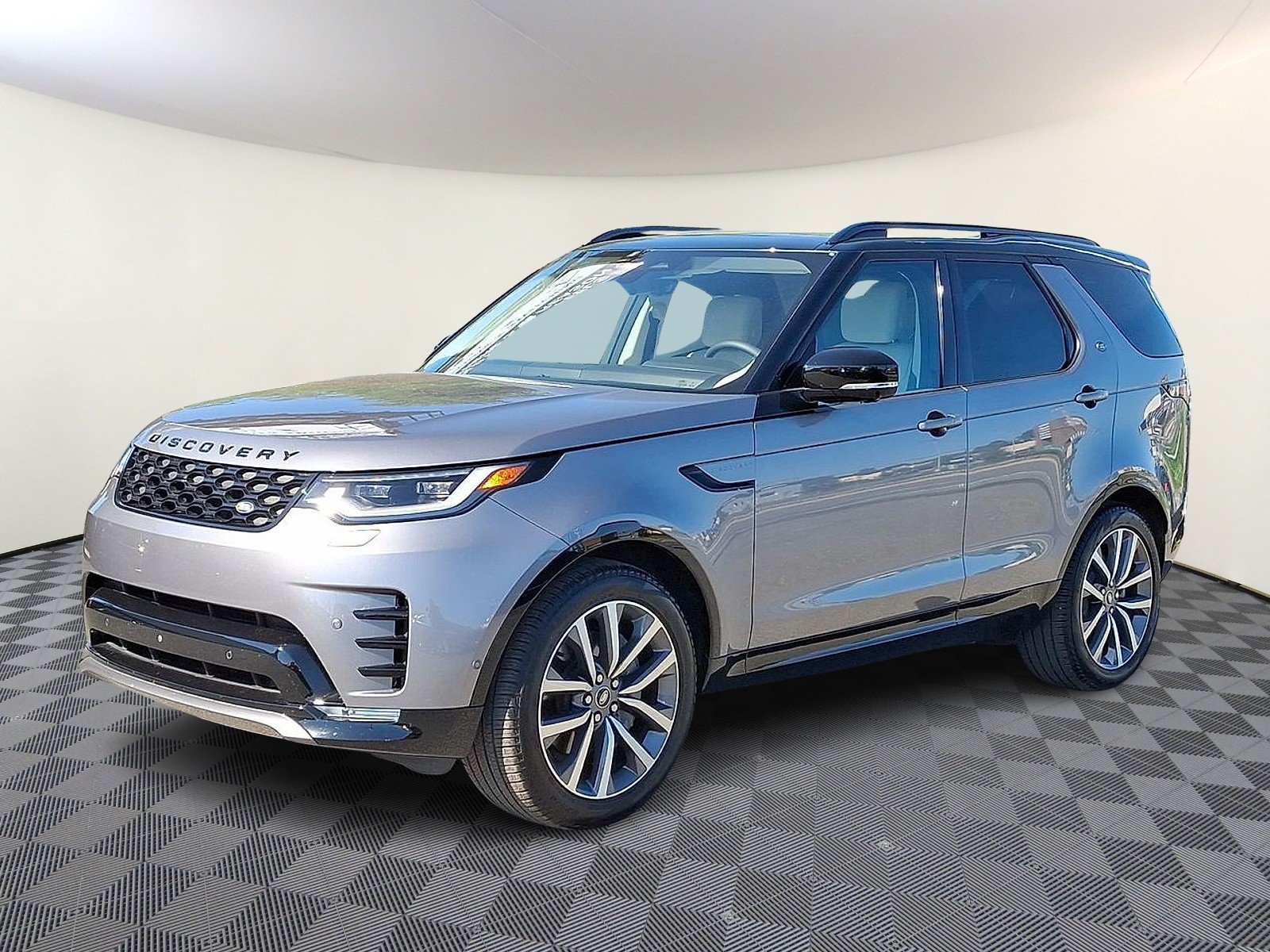 2025 Land Rover Discovery P300 Dynamic SE's photo