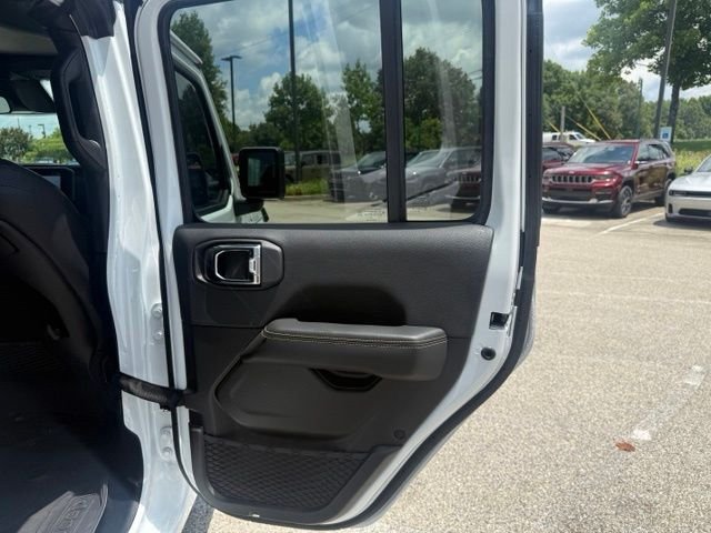 New 2026 Bright White Clear-Coat Exterior Paint Jeep Sahara image 25