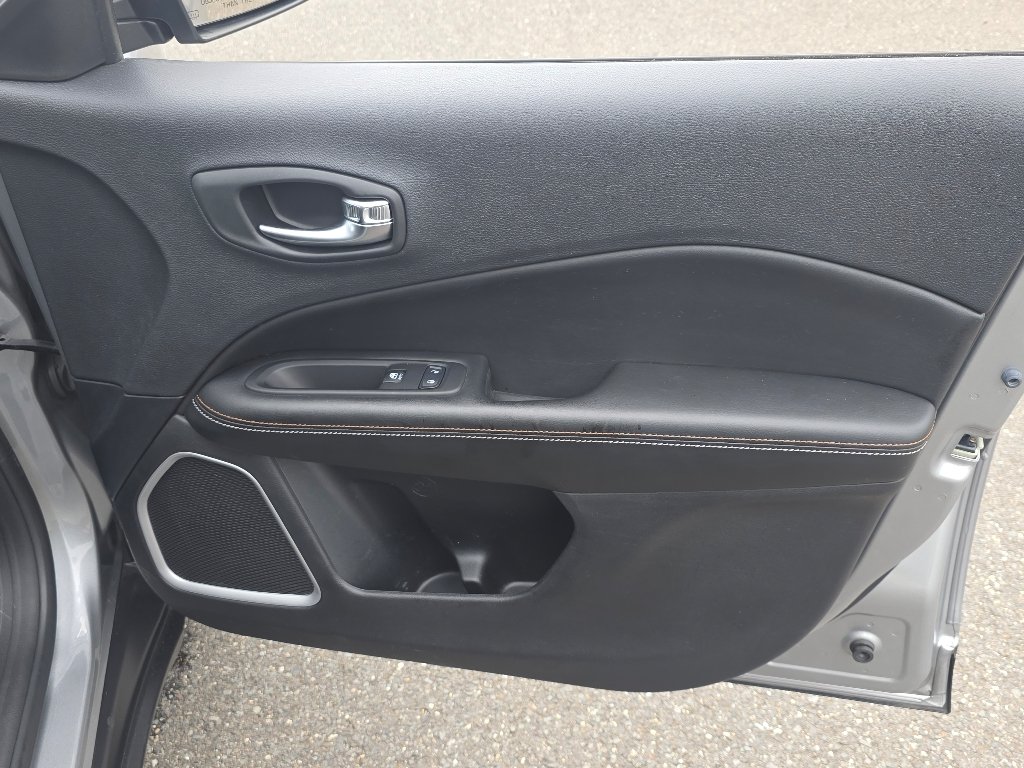 Used 2021 Billet Silver Metallic Clear Coat Jeep Latitude image 20