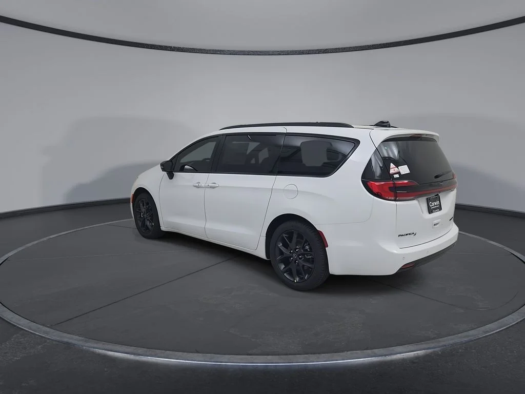New 2026 Bright White Clear-Coat Exterior Paint Chrysler Limited image 11