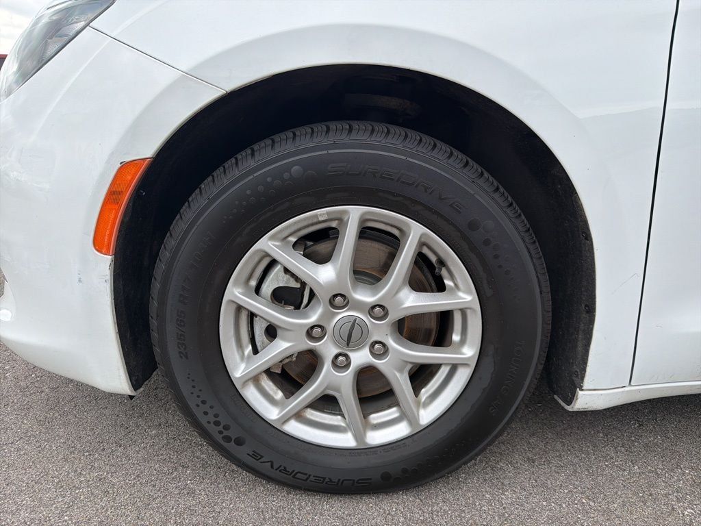 Used 2023 White Chrysler LX image 20