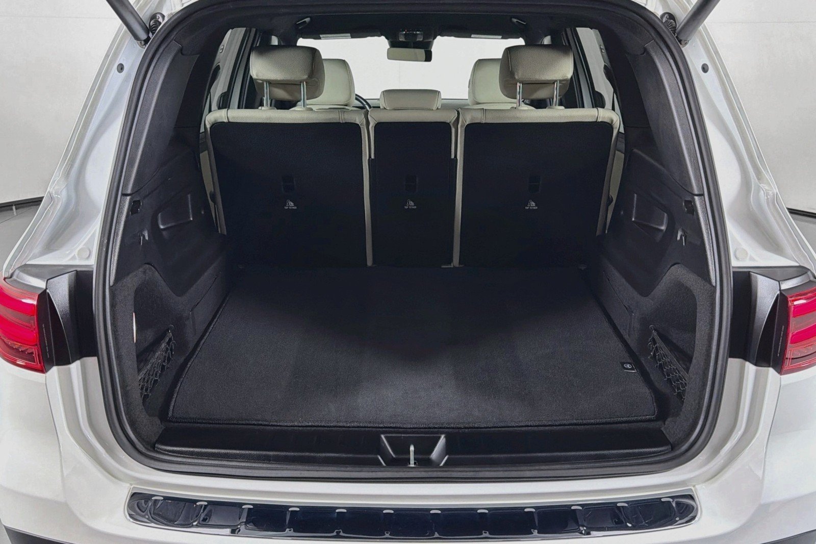 Used 2025 Polar White Mercedes-Benz GLB 250 image 23