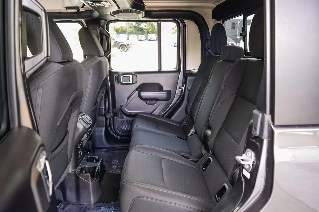 Used 2022 Gray Jeep Altitude image 17