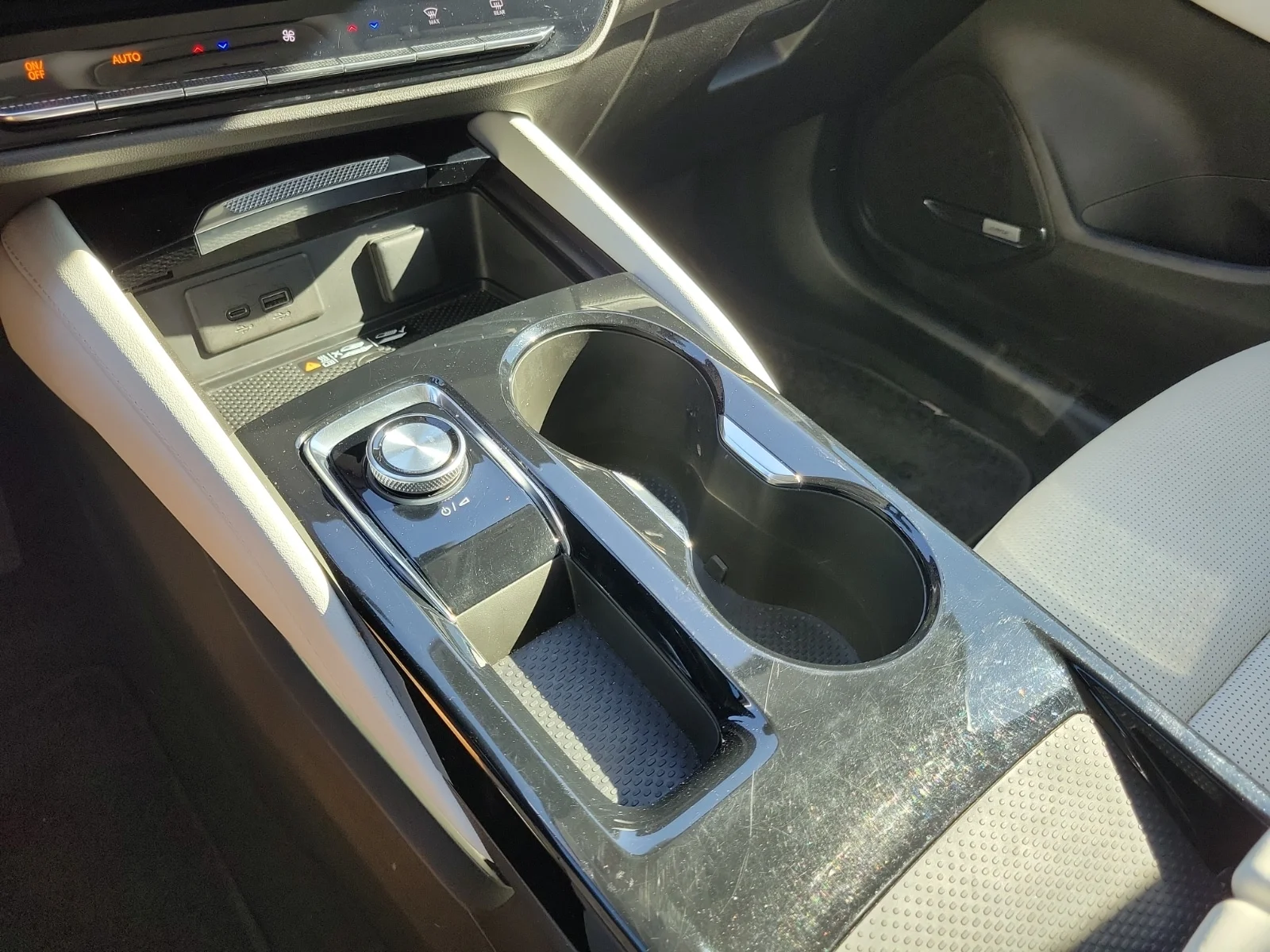 Used 2025 White Buick Avenir AWD image 18