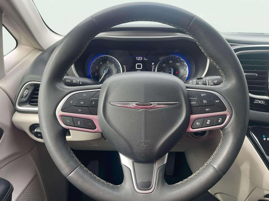 Used 2022 Bright White Clearcoat Chrysler Touring L image 20