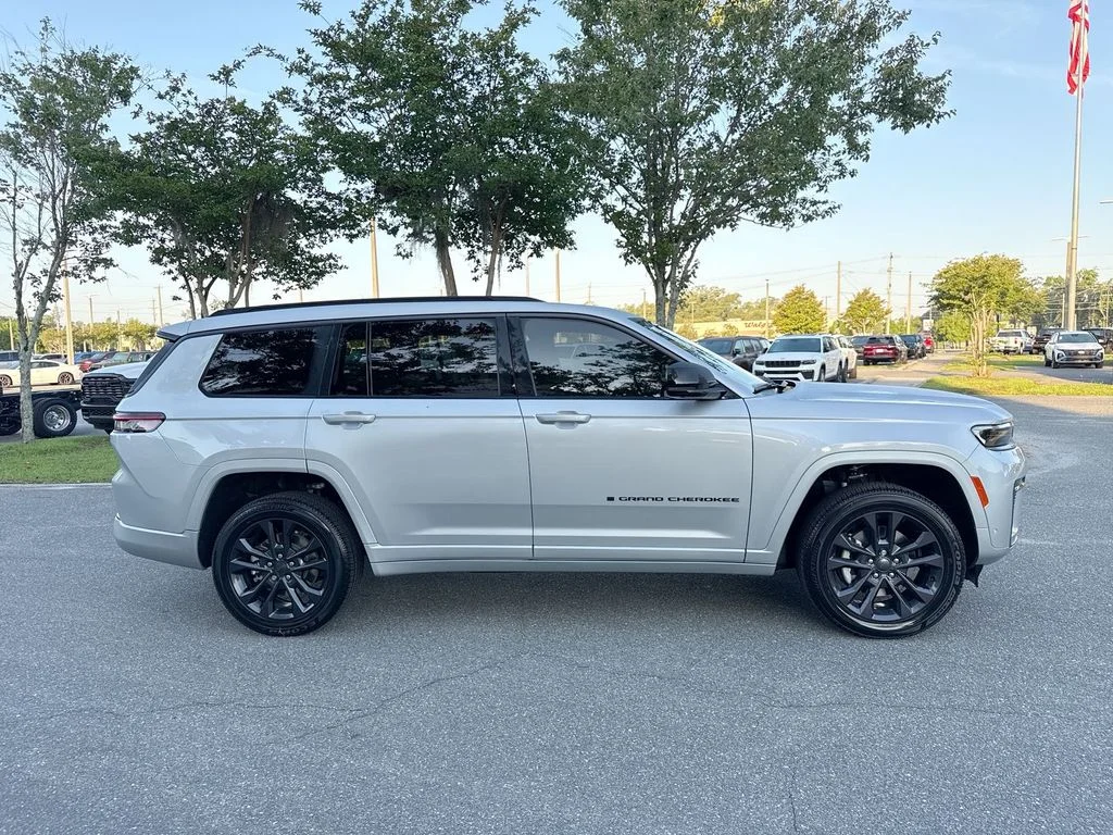 New 2026 Silver Zynith Exterior Paint Jeep Limited image 2