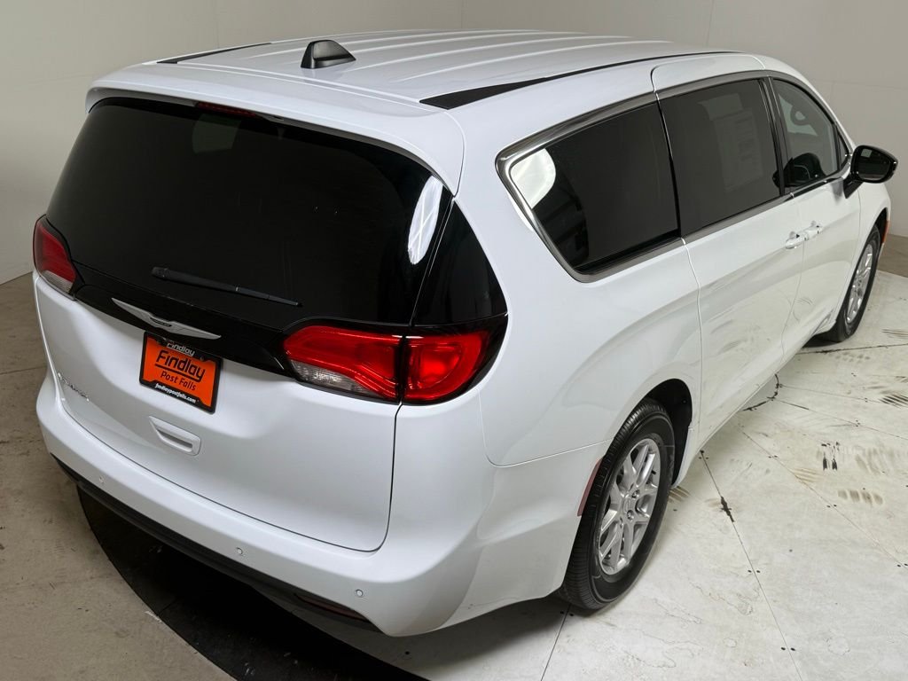 2026 Chrysler Voyager LX - Photo 7