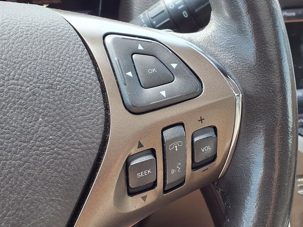 Used 2013 Silver Lincoln Base image 22