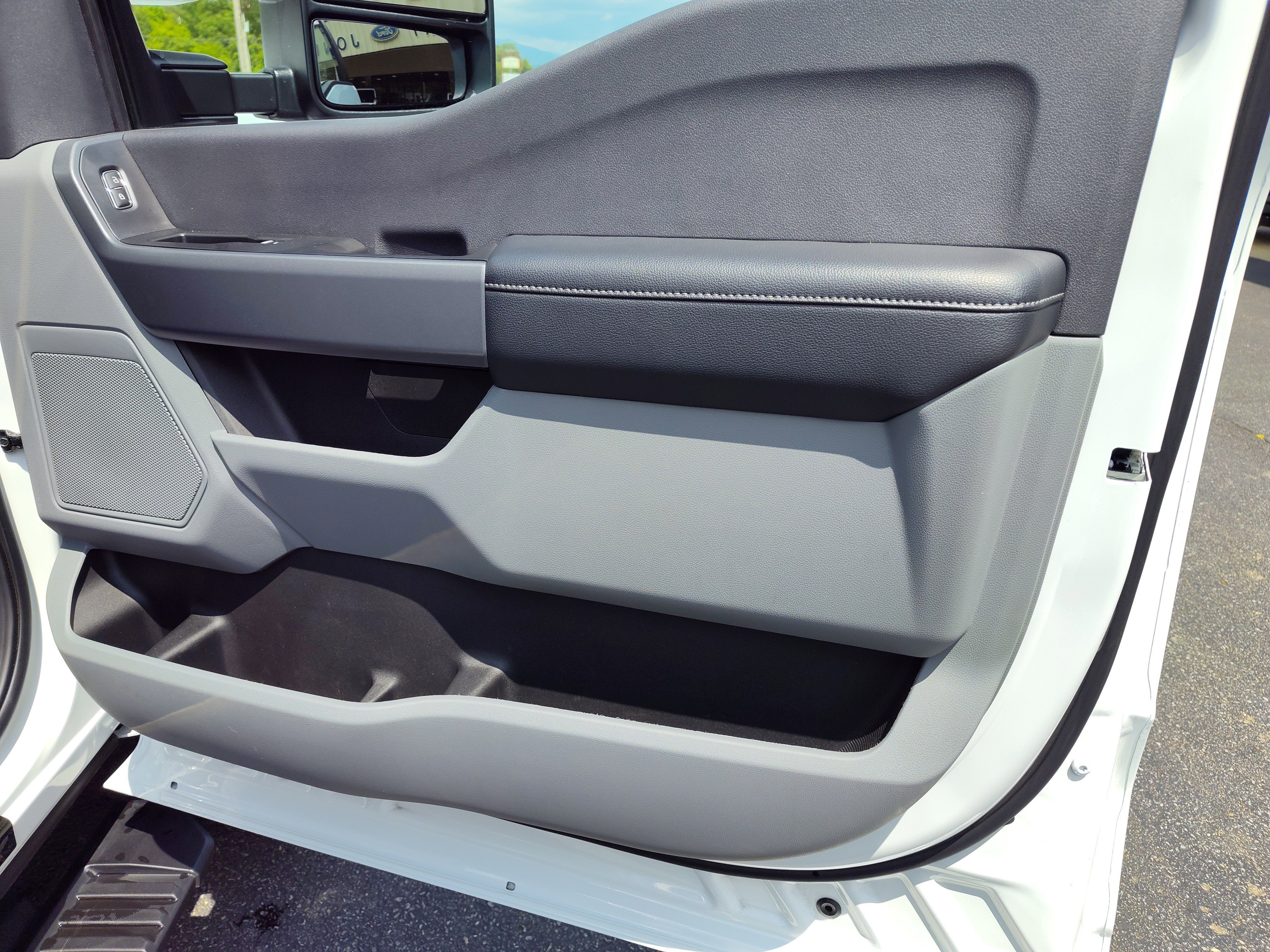2024 Ford F-550 Super Duty Chassis Cab XLT - Photo 23