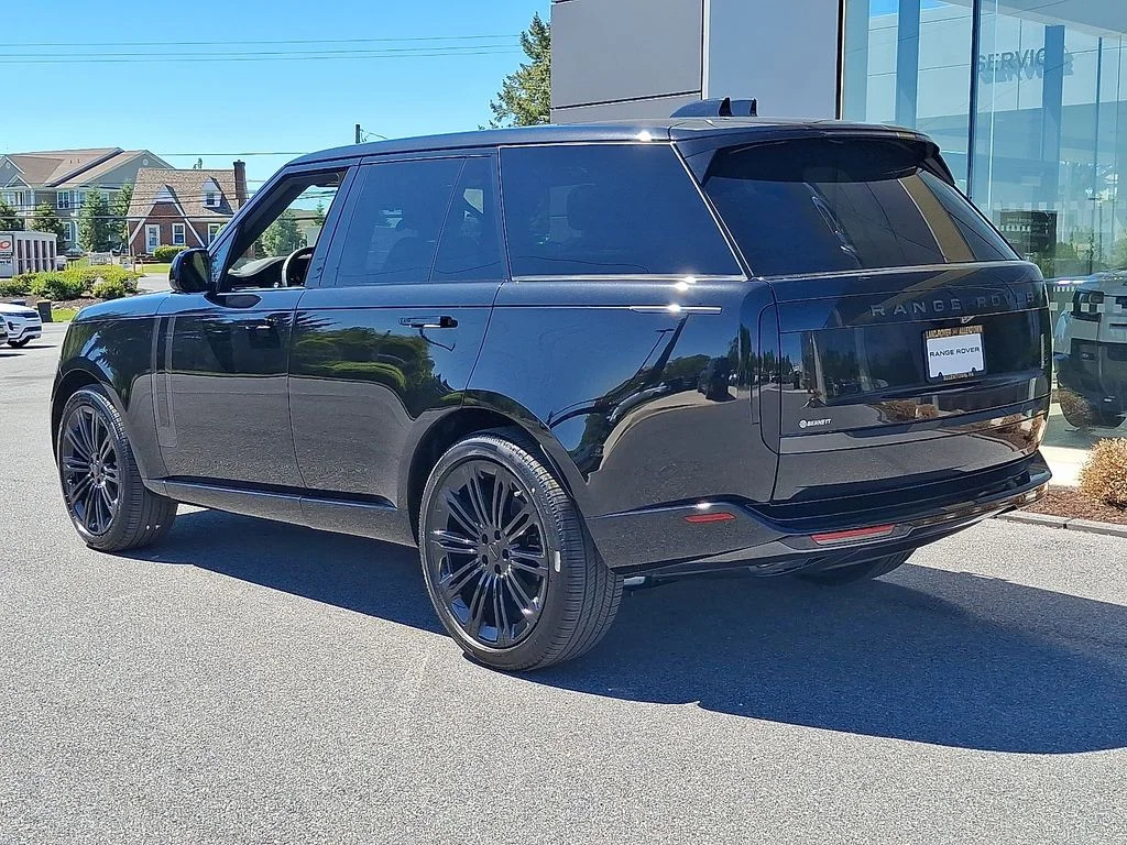 New 2026 Santorini Black Land Rover SE image 3