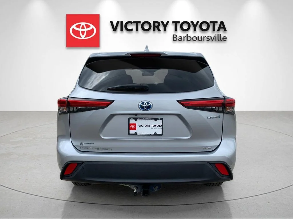 Used 2022 Silver Toyota XLE image 4