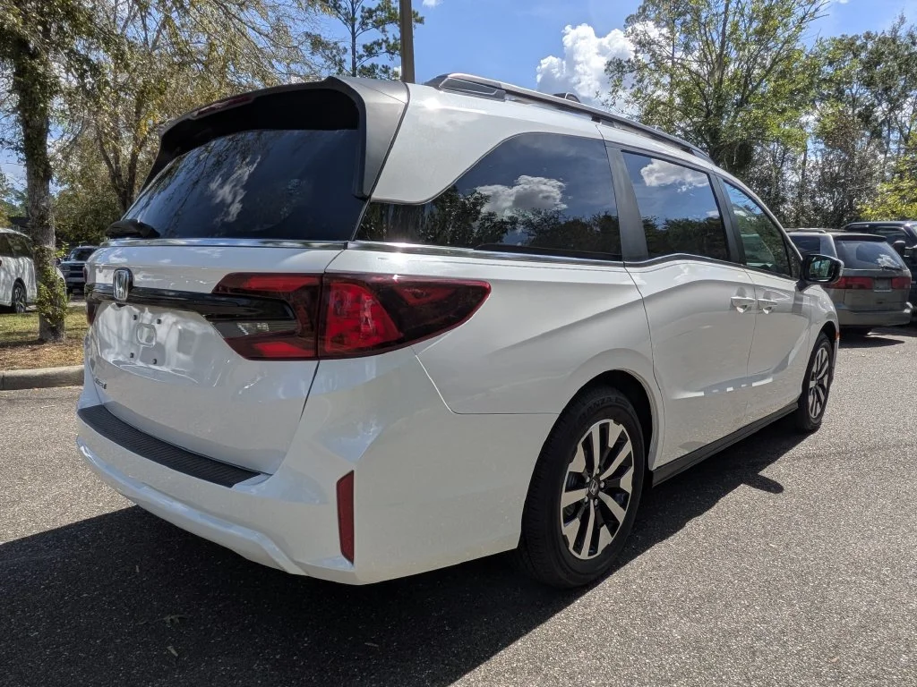 New 2027 Platinum White Pearl Honda EX-L image 3