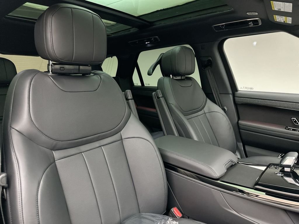 New 2027 Santorini Black Land Rover Dynamic SE image 6