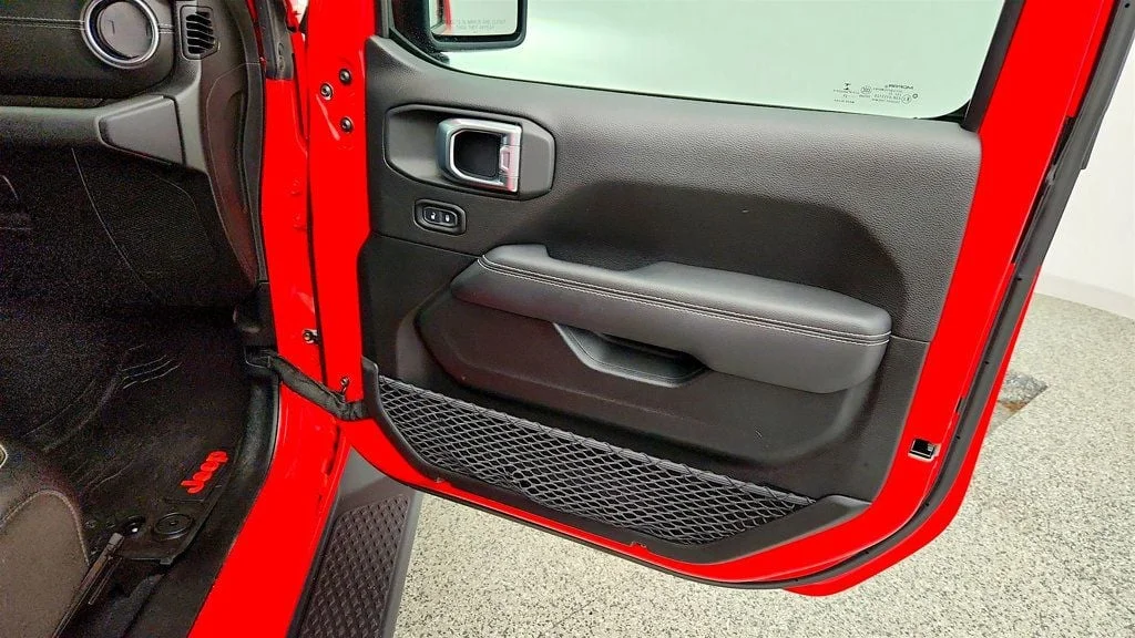 Used 2020 Firecracker Red Clearcoat Jeep Overland 4x4 w/ Leather, Nav & Sound, Trailer Tow Pkg image 26
