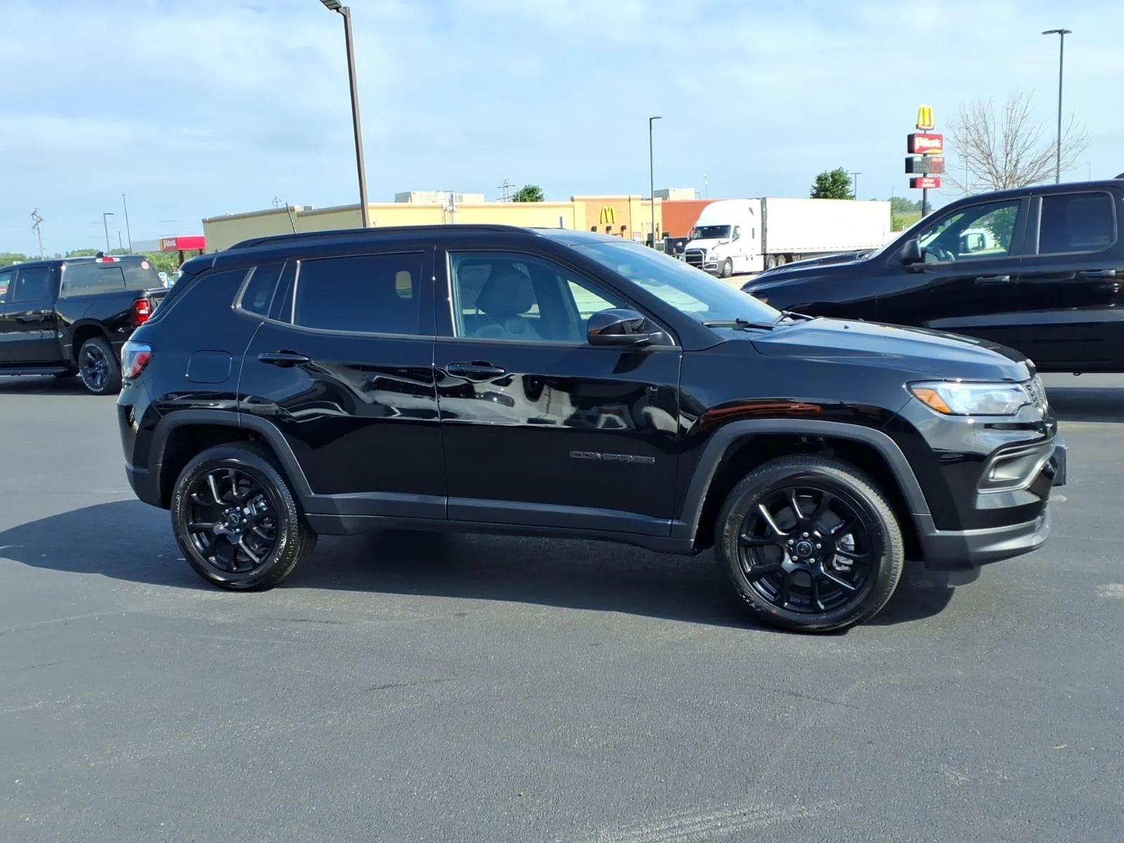 New 2026 Diamond Black Crystal Pearl Coat Jeep Latitude Altitude image 2
