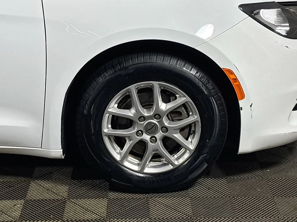 Used 2022 White Chrysler LX image 21