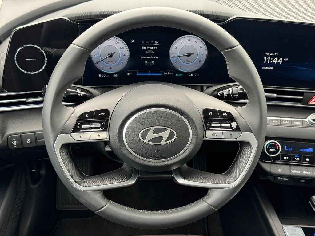 Used 2025 White Hyundai SEL Convenience image 21