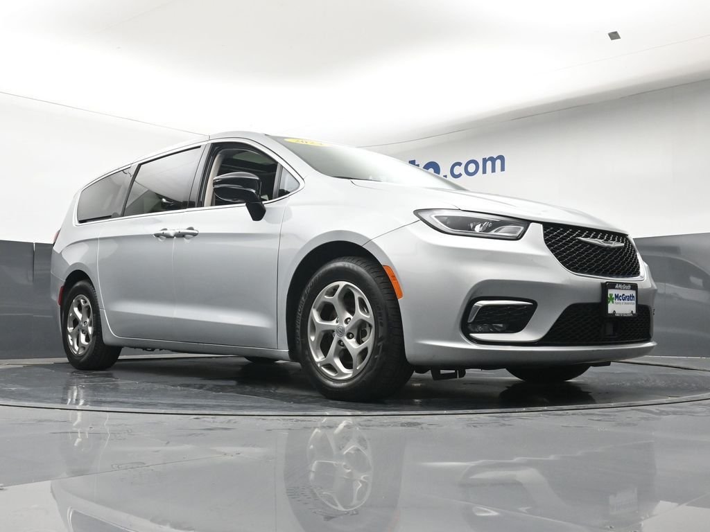 Used 2024 Silver Chrysler Limited image 30
