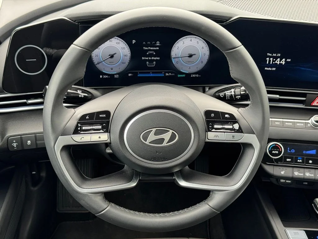 Used 2025 White Hyundai SEL Convenience image 21
