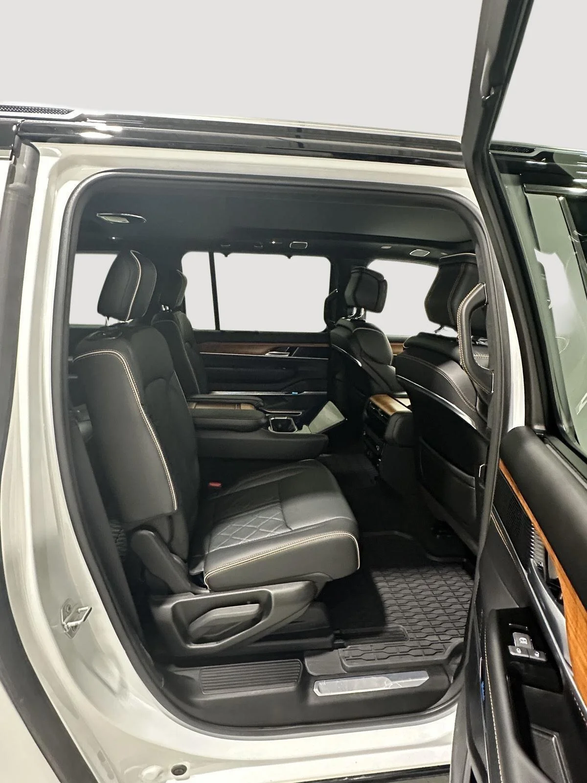 Used 2025 White Jeep Series III image 23