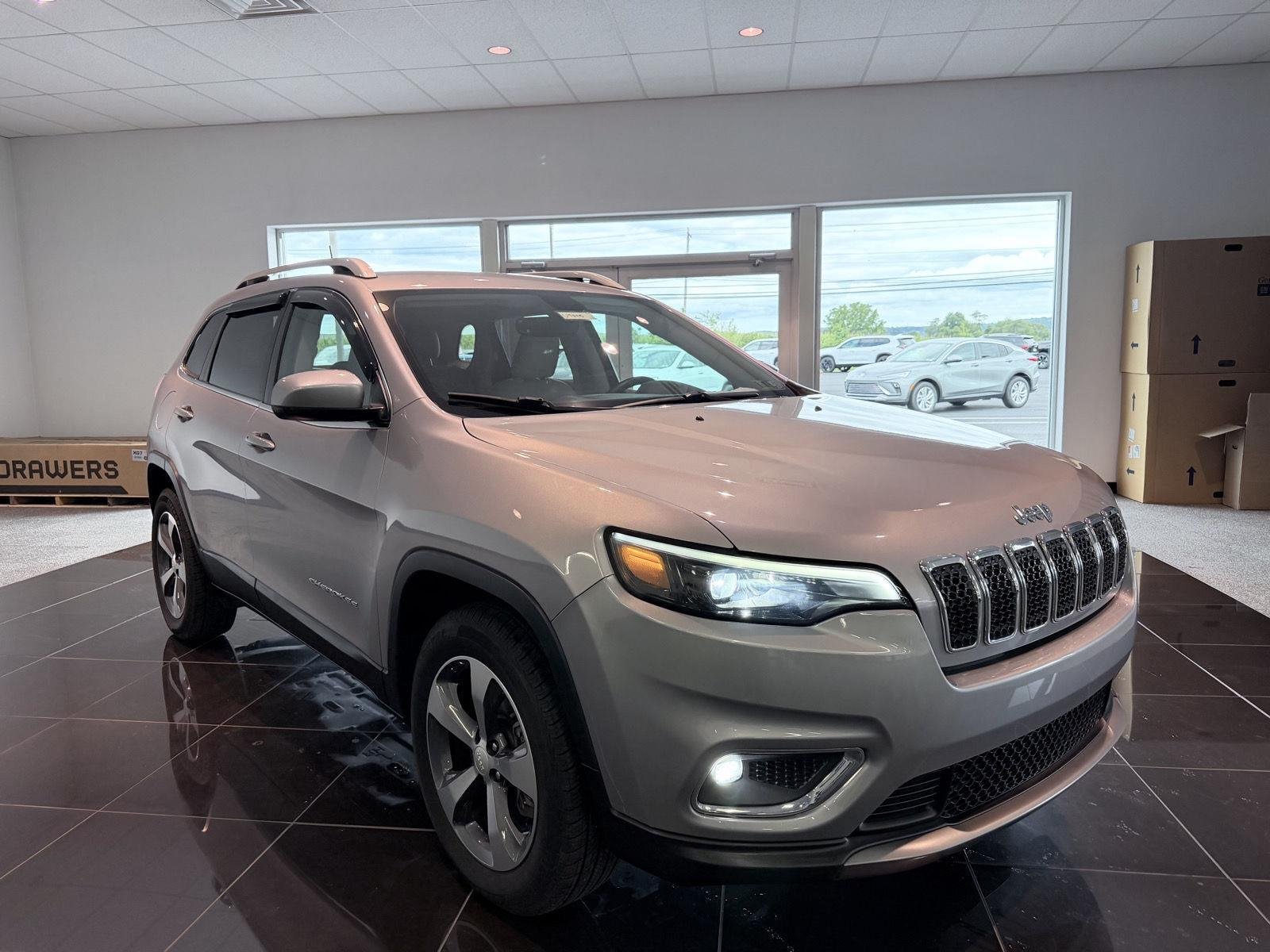 Used 2019 Billet Silver Metallic Clearcoat Jeep Limited image 2