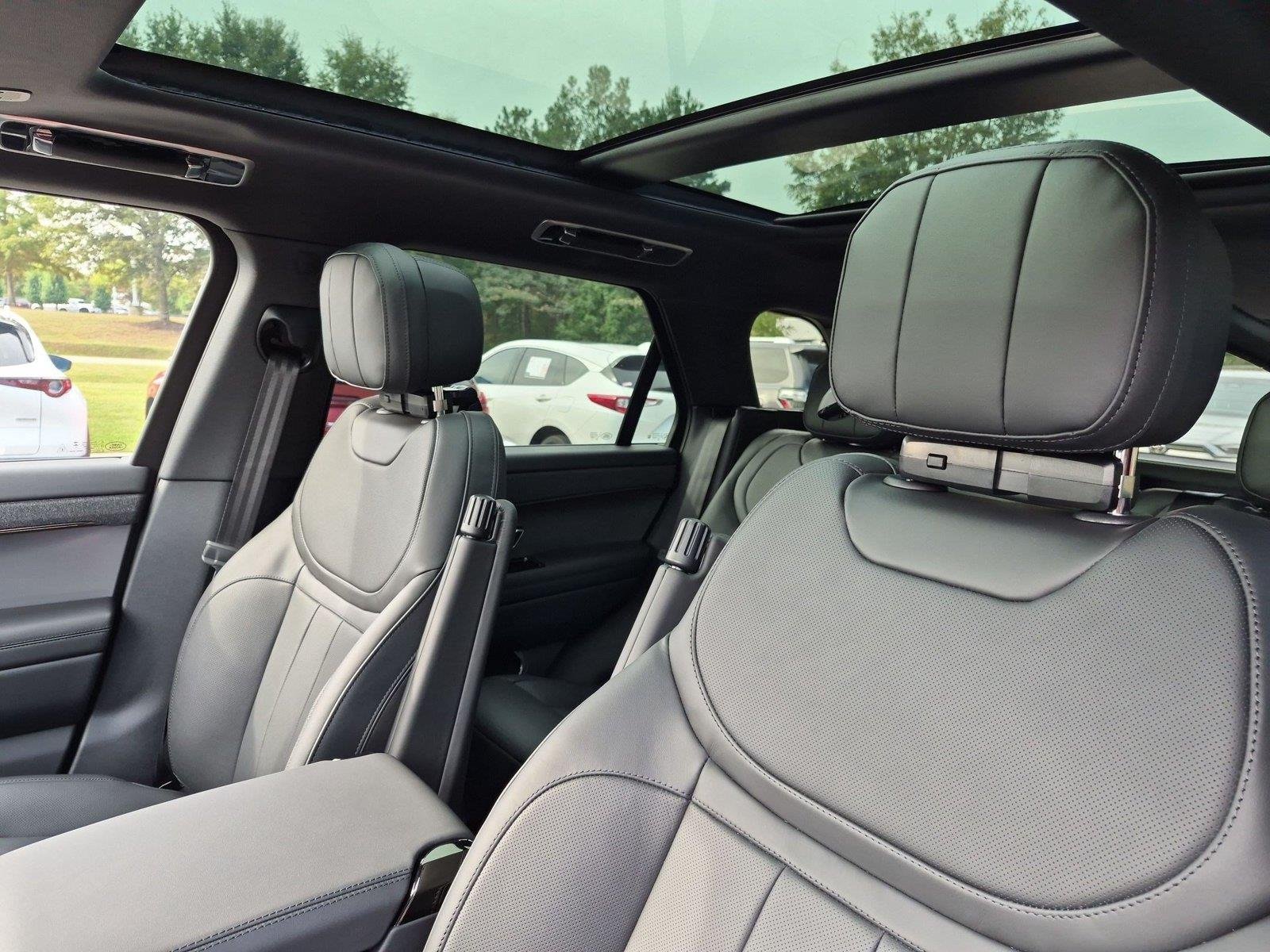 New 2027 Santorini Black Land Rover SE image 17