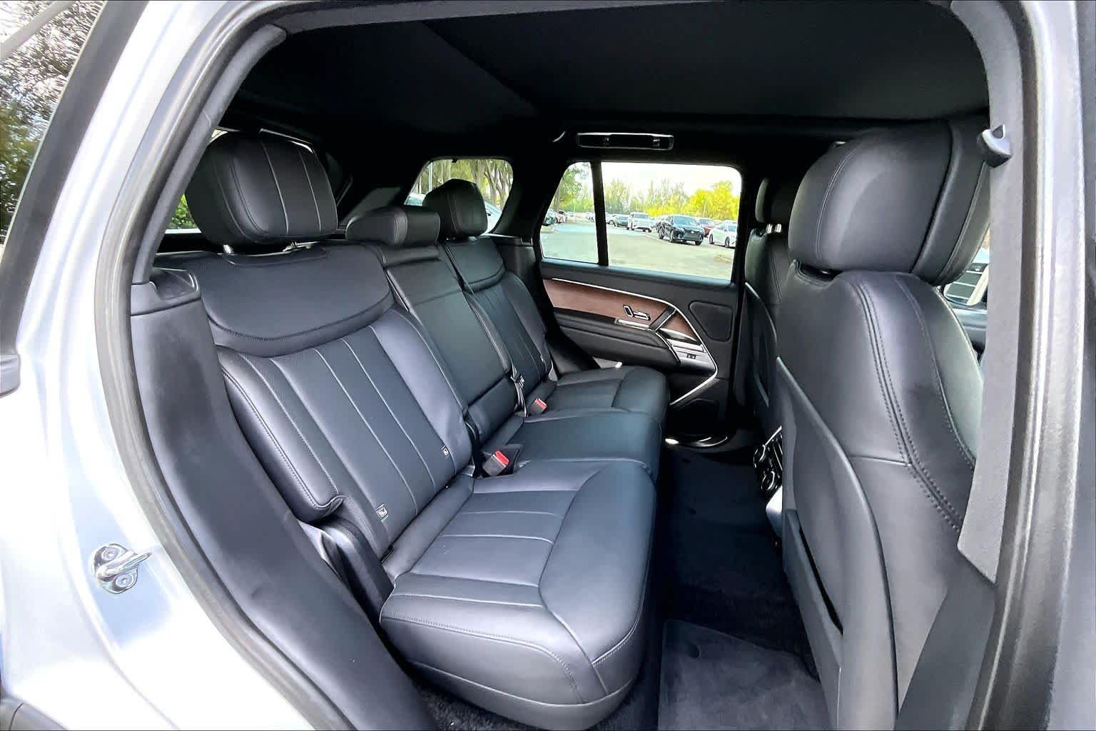 Used 2025 Hakuba Silver Metallic Land Rover SE image 34