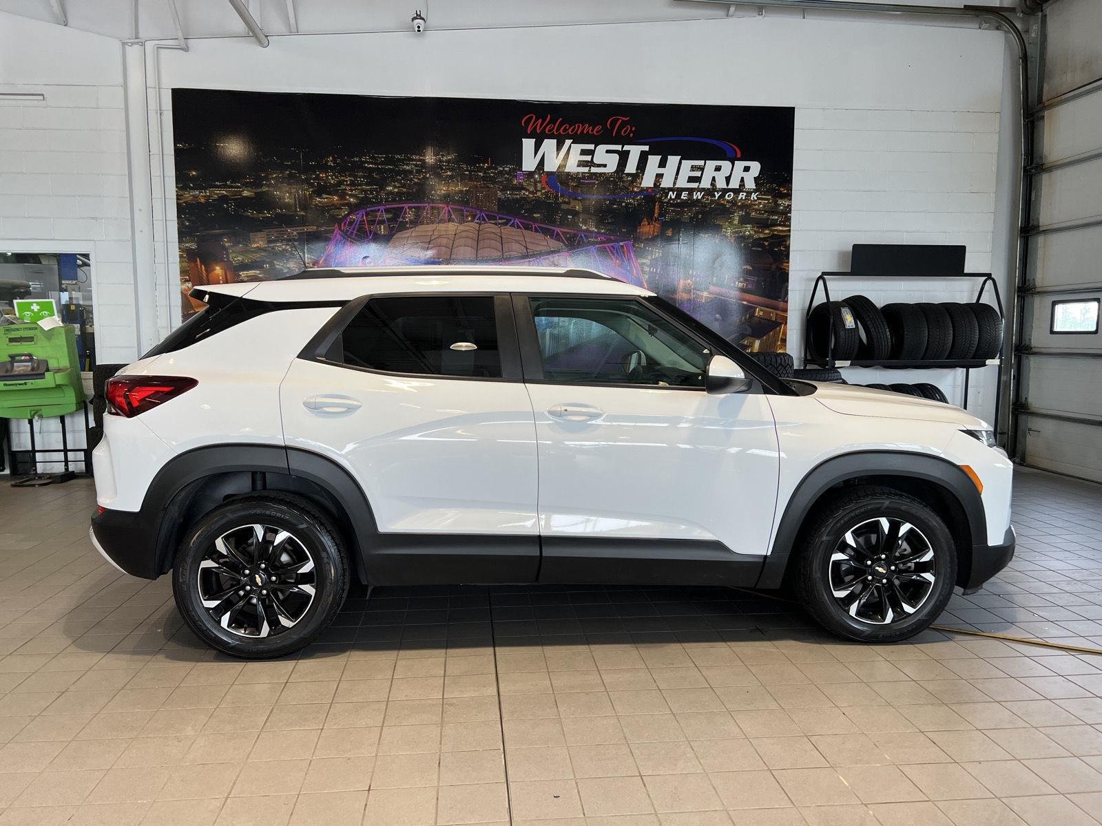 Used 2022 Summit White Chevrolet LT image 8