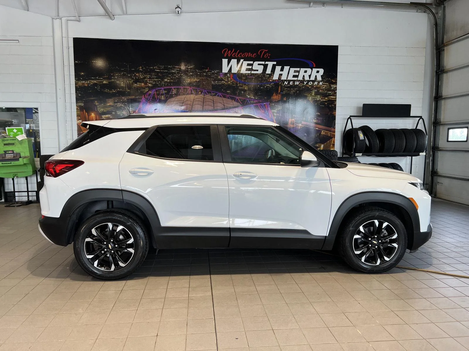 Used 2022 Summit White Chevrolet LT image 8